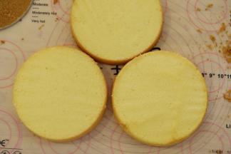 将蛋糕胚平均分成3份。