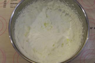 细砂糖一次性加入淡奶油内，打发至六成发，即抹面状态。