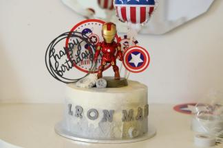 插上漫威插排装饰即可。