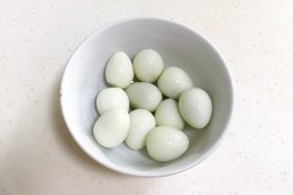 捞出晾凉后，剥去外壳备用。