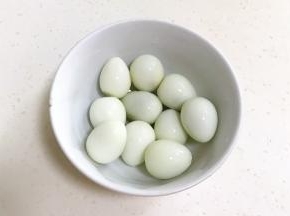 捞出晾凉后，剥去外壳备用。