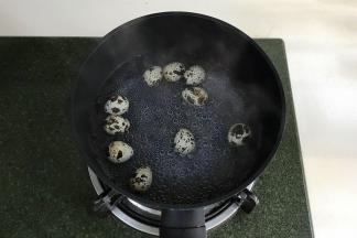 锅中倒入适量的清水，鹌鹑蛋入锅约煮8分钟至熟。