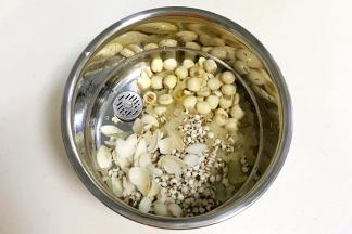 把冲洗好的薏米、百合、莲子和银耳放入臻米电饭煲不锈钢内胆中。