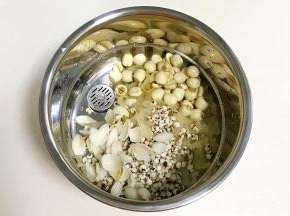 把冲洗好的薏米、百合、莲子和银耳放入臻米电饭煲不锈钢内胆中。