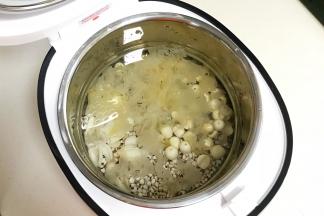 放入电饭煲，倒入纯净水。