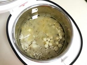 放入电饭煲，倒入纯净水。