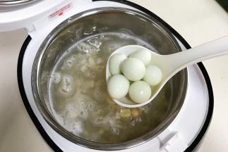 待汤煮至剩余5分钟时，加入冰糖和鹌鹑蛋。