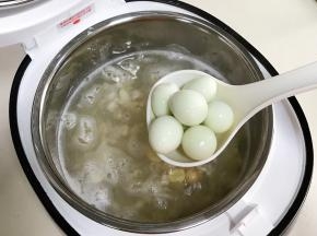 待汤煮至剩余5分钟时，加入冰糖和鹌鹑蛋。