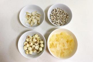 薏米、莲子和百合提前一晚泡发，银耳泡发30分钟即可，银耳撕小块，莲子检查下是否有芯，去除干净，把所有的食材冲洗净。