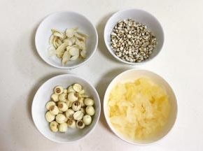 薏米、莲子和百合提前一晚泡发，银耳泡发30分钟即可，银耳撕小块，莲子检查下是否有芯，去除干净，把所有的食材冲洗净。