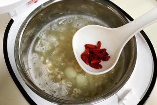 出锅前拌入枸杞即可。