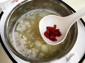 出锅前拌入枸杞即可。