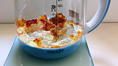 将泡发好的桃胶雪燕皂角米，放入养生壶中。