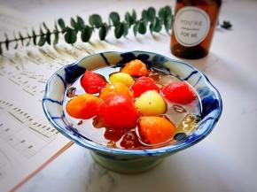 夏季，凉晾后加上水果球，口感超级好，凉凉、甜甜、糯糯的，越吃越美丽。