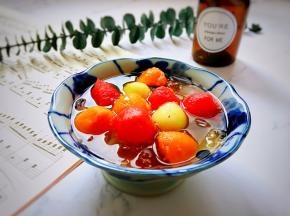 夏季，凉晾后加上水果球，口感超级好，凉凉、甜甜、糯糯的，越吃越美丽。