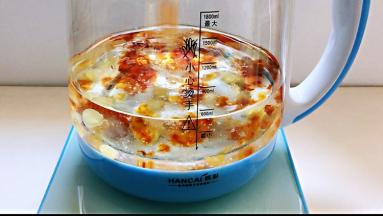 将泡发好的桃胶雪燕皂角米，放入养生壶中。