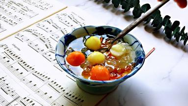 装点上各色水果球。