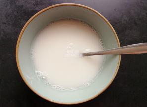 首先我们来调制面粉水：清水里加入玉米淀粉搅拌均匀放一边备用。