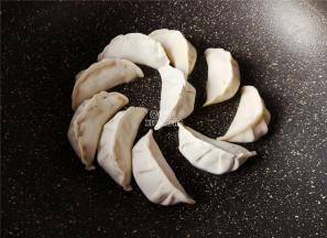 热锅倒入少许食用油，小火升温后，把速冻水饺依次放入慢慢煎制。