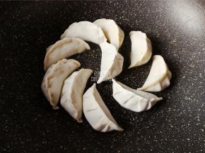 热锅倒入少许食用油，小火升温后，把速冻水饺依次放入慢慢煎制。