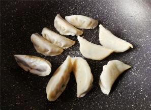 给饺子反面，让其受热均匀，这样里面肉不会半生不熟。