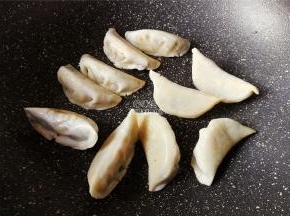 给饺子反面，让其受热均匀，这样里面肉不会半生不熟。