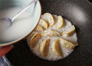 把煎制好的饺子，摆放成一个圆形，直径跟盘子大小，把一旁的面粉水搅拌下倒入锅中。