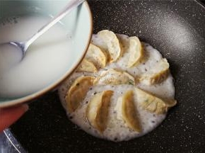 把煎制好的饺子，摆放成一个圆形，直径跟盘子大小，把一旁的面粉水搅拌下倒入锅中。