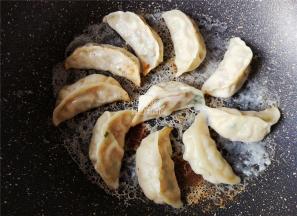 转大火，加盖，让锅中的凝结出冰花的底部，如图所示的蕾丝状即可。