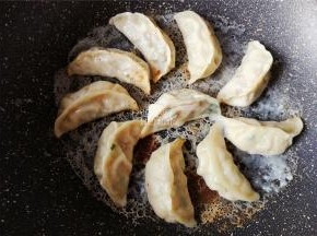 转大火，加盖，让锅中的凝结出冰花的底部，如图所示的蕾丝状即可。