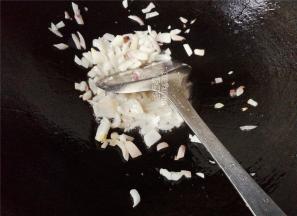 首先把洋葱去皮，切细碎，热锅下油，倒入翻炒，炒的变透明出香味。