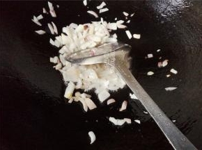 首先把洋葱去皮，切细碎，热锅下油，倒入翻炒，炒的变透明出香味。