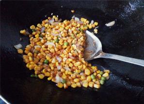 翻炒片刻后，倒入生抽和盐调味，均匀翻炒一边。