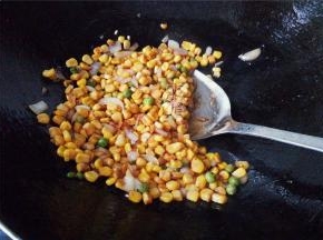 翻炒片刻后，倒入生抽和盐调味，均匀翻炒一边。