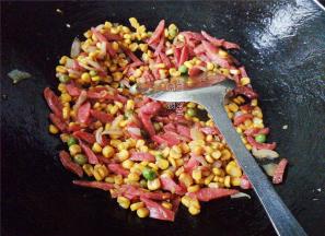 倒入少许清水，大火煮熟，最后翻炒下即可出锅了。