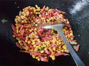 倒入少许清水，大火煮熟，最后翻炒下即可出锅了。