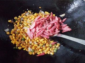 把香肠切丝倒入锅中跟食材一起翻炒，炒制断生。