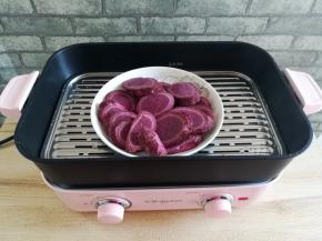 烧一锅开水，把紫薯放入蒸锅里，大火蒸10-15分钟，用筷子能轻松穿透紫薯片就可以关火了。龙宝把整个紫薯都蒸了，多出来的部分可以留着下次用或者是直接吃掉。