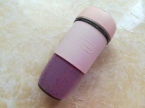 取50克紫薯加入牛奶放入果汁杯或者料理机里打成浓稠的紫薯糊糊。