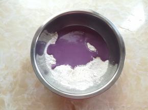 取一个有深度的盆子，先倒入糯米粉，少量多次的倒入紫薯糊糊，不要一次性倒入，除非有足够多备用的糯米粉。