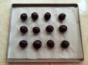 红豆沙馅按照20克每个，分成12个，揉圆一下，如果豆沙馅比较湿不好揉，可以放冰箱冷冻10分钟再拿出来揉光滑。