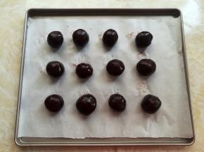 红豆沙馅按照20克每个，分成12个，揉圆一下，如果豆沙馅比较湿不好揉，可以放冰箱冷冻10分钟再拿出来揉光滑。