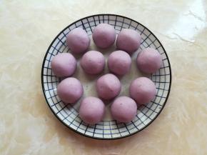 紫薯面团按照25克每个，分成12个，也分别揉圆出来。龙宝这次做的挺大一个，感觉做小个的会小巧精致一些。