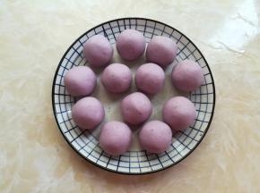 紫薯面团按照25克每个，分成12个，也分别揉圆出来。龙宝这次做的挺大一个，感觉做小个的会小巧精致一些。