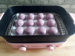 把包好的紫薯面团放入垫了油纸的盘子里，放入烧开水的蒸锅里，大火蒸10分钟