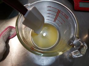 准备称量好全部的食材，吉利丁剪成小块，用冰水浸泡备用，黄油隔水软化成液体。