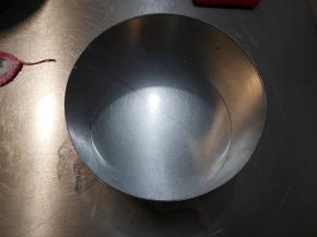 用慕斯圈的话，底部用保鲜膜包好。