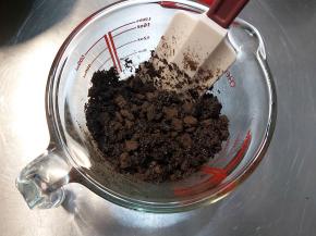 把黄油跟奥利奥饼干碎拌匀。