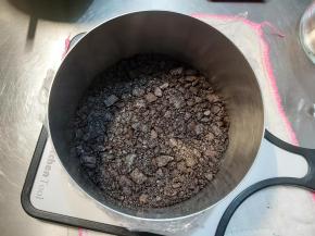 倒入准备好的慕斯圈内，压平，放入冰箱冷冻凝固。