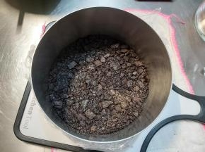 倒入准备好的慕斯圈内，压平，放入冰箱冷冻凝固。